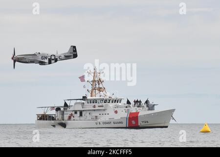 Nachdem das gesamte Wochenende der Shows aufgrund schwerer Stürme abgesagt wurde, fand am New Yorker Jones Beach eine improvisierte Airshow zum Memorial Day statt, auf der Flugzeuge des American Airpower Museum und der US Air Force Thunderbirds aus dem 2. Weltkrieg gezeigt wurden. Hier fliegt am 31. Mai 2021 in New York, USA, ein P-51-Flugzeug aus dem 2. Weltkrieg über den Küstenwache-Cutter Bruckenthal. (Foto von B.A. Van Sise/NurPhoto) Stockfoto