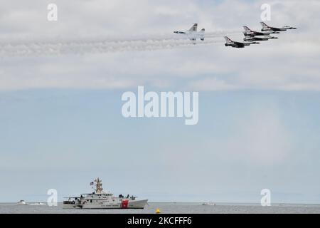 Nachdem das gesamte Wochenende der Shows aufgrund schwerer Stürme abgesagt wurde, fand am New Yorker Jones Beach eine improvisierte Airshow zum Memorial Day statt, auf der Flugzeuge des American Airpower Museum und der US Air Force Thunderbirds aus dem 2. Weltkrieg gezeigt wurden. Hier fliegen am 31. Mai 2021 in New York, USA, F-16-Falken der US Air Force Thunderbirds über den Küstenwache-Cutter Bruckenthal. (Foto von B.A. Van Sise/NurPhoto) Stockfoto