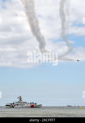 Nachdem das gesamte Wochenende der Shows aufgrund schwerer Stürme abgesagt wurde, fand am New Yorker Jones Beach eine improvisierte Airshow zum Memorial Day statt, auf der Flugzeuge des American Airpower Museum und der US Air Force Thunderbirds aus dem 2. Weltkrieg gezeigt wurden. Hier fliegen am 31. Mai 2021 in New York, USA, F-16-Falken der US Air Force Thunderbirds über den Küstenwache-Cutter Bruckenthal. (Foto von B.A. Van Sise/NurPhoto) Stockfoto