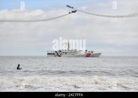 Nachdem das gesamte Wochenende der Shows aufgrund schwerer Stürme abgesagt wurde, fand am New Yorker Jones Beach eine improvisierte Airshow zum Memorial Day statt, auf der Flugzeuge des American Airpower Museum und der US Air Force Thunderbirds aus dem 2. Weltkrieg gezeigt wurden. Hier fliegt am 31. Mai 2021 in New York, USA, eine Gruppe von Flugzeugen aus dem 2. Weltkrieg über den Küstenwache-Cutter Bruckenthal. (Foto von B.A. Van Sise/NurPhoto) Stockfoto