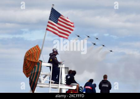 Nachdem das gesamte Wochenende der Shows aufgrund schwerer Stürme abgesagt wurde, fand am New Yorker Jones Beach eine improvisierte Airshow zum Memorial Day statt, auf der Flugzeuge des American Airpower Museum und der US Air Force Thunderbirds aus dem 2. Weltkrieg gezeigt wurden. Hier fliegen am 31. Mai 2021 in New York, USA, eine F-16-Falken der US Air Force Thunderbirds über die Rettungsstation des Strandes. (Foto von B.A. Van Sise/NurPhoto) Stockfoto