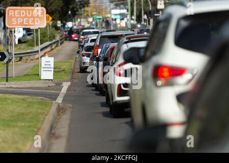 Ein allgemeiner Überblick über den Verkehr für COVID-Tests im Deer Park in Melbourne, Victoria, Australien am 1. Juni 2021. Victoria hat in den letzten 24 Stunden drei weitere Fälle von Coronavirus registriert. In ganz Victoria bestehen als Reaktion auf ein wachsendes COVID-19-Cluster in den nördlichen Vororten Melbournes weiterhin Sperrbeschränkungen. (Foto von Mikko Robles/NurPhoto) Stockfoto