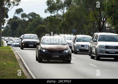 Ein allgemeiner Überblick über den Verkehr für COVID-Tests im Deer Park in Melbourne, Victoria, Australien am 1. Juni 2021. Victoria hat in den letzten 24 Stunden drei weitere Fälle von Coronavirus registriert. In ganz Victoria bestehen als Reaktion auf ein wachsendes COVID-19-Cluster in den nördlichen Vororten Melbournes weiterhin Sperrbeschränkungen. (Foto von Mikko Robles/NurPhoto) Stockfoto