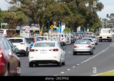 Ein allgemeiner Überblick über den Verkehr für COVID-Tests im Deer Park in Melbourne, Victoria, Australien am 1. Juni 2021. Victoria hat in den letzten 24 Stunden drei weitere Fälle von Coronavirus registriert. In ganz Victoria bestehen als Reaktion auf ein wachsendes COVID-19-Cluster in den nördlichen Vororten Melbournes weiterhin Sperrbeschränkungen. (Foto von Mikko Robles/NurPhoto) Stockfoto