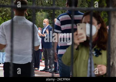 Der türkische Außenminister Mevlut Cavusoglu in Komotini zu einem privaten Besuch während seines offiziellen Besuchs in Griechenland als türkischer FM. Die Region Komotini und Thrakien hat eine muslimische Minderheit. Herr Mevlut Cavusoglu besuchte das örtliche Konsulat, die Schule der Minderheit, begrüßte die Menge und hatte unterwegs Selfies mit jungen Einheimischen, aß in einer lokalen Taverne mit Mufthis im Dorf Thamna und besuchte das Grab des Gründers der Freundschaft, Die Gleichstellungs- und Friedenspartei (FEP) Dr. Sadik Ahmet hat am 30. Mai 2021 in Komotini, Griechenland, gebetet, wo er mit den Einheimischen gebetet hat. (Foto von Nicolas Economou/NurPhoto) Stockfoto