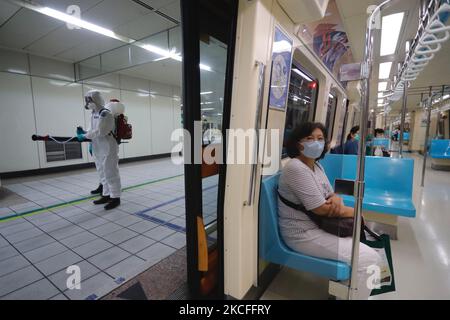 Chemische Truppen desinfizieren weiterhin öffentliche Bereiche und transportieren in ganz Taiwan, insbesondere in Taipeh, nach einer Zunahme inländischer COVID-19-Fälle und Todesfälle am 1. Juni 2021 in Taipei, Taiwan. Taiwan meldete am Montag 13 neue Todesfälle und mehr als dreihundert Fälle im Inland, so CECC. (Foto von Ceng Shou Yi/NurPhoto) Stockfoto