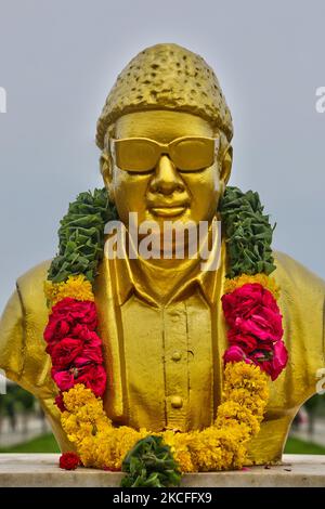 Statue des MGR im M.G.R und Jayalalithaa Memorial Complex (offiziell Bharat Ratna Puratchi Thalaivar Dr. M.G.R und Puratchi Thalaivi Amma Selvi. J. Jayalalithaa Memorial Complex) ist ein Gedenkkomplex am Marina Beach in Chennai, Tamil Nadu, Indien. Die Gedenkstätte wurde zum Gedenken an die ehemaligen Hauptminister von Tamil Nadu, M. G. Ramachandran, J. Jayalalithaa und Karunanidhi errichtet, deren Leichen am 6. Dezember 2016 an diesem Ort begraben wurden. (Foto von Creative Touch Imaging Ltd./NurPhoto) Stockfoto