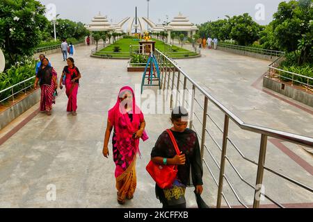 M.G.R und Jayalalithaa Memorial Complex (offiziell Bharat Ratna Puratchi Thalaivar Dr. M.G.R und Puratchi Thalaivi Amma Selvi. J. Jayalalithaa Memorial Complex) ist ein Gedenkkomplex am Marina Beach in Chennai, Tamil Nadu, Indien. Die Gedenkstätte wurde zum Gedenken an die ehemaligen Hauptminister von Tamil Nadu, M. G. Ramachandran, J. Jayalalithaa und Karunanidhi errichtet, deren Leichen am 6. Dezember 2016 an diesem Ort begraben wurden. (Foto von Creative Touch Imaging Ltd./NurPhoto) Stockfoto