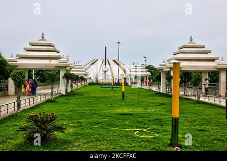 M.G.R und Jayalalithaa Memorial Complex (offiziell Bharat Ratna Puratchi Thalaivar Dr. M.G.R und Puratchi Thalaivi Amma Selvi. J. Jayalalithaa Memorial Complex) ist ein Gedenkkomplex am Marina Beach in Chennai, Tamil Nadu, Indien. Die Gedenkstätte wurde zum Gedenken an die ehemaligen Hauptminister von Tamil Nadu, M. G. Ramachandran, J. Jayalalithaa und Karunanidhi errichtet, deren Leichen am 6. Dezember 2016 an diesem Ort begraben wurden. (Foto von Creative Touch Imaging Ltd./NurPhoto) Stockfoto