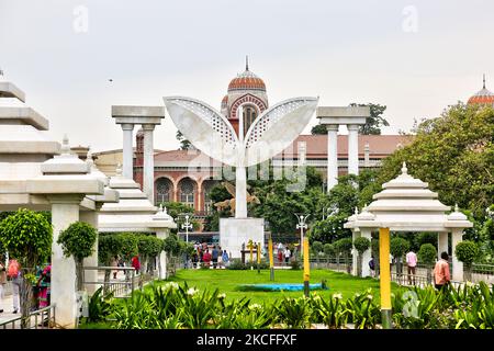 M.G.R und Jayalalithaa Memorial Complex (offiziell Bharat Ratna Puratchi Thalaivar Dr. M.G.R und Puratchi Thalaivi Amma Selvi. J. Jayalalithaa Memorial Complex) ist ein Gedenkkomplex am Marina Beach in Chennai, Tamil Nadu, Indien. Die Gedenkstätte wurde zum Gedenken an die ehemaligen Hauptminister von Tamil Nadu, M. G. Ramachandran, J. Jayalalithaa und Karunanidhi errichtet, deren Leichen am 6. Dezember 2016 an diesem Ort begraben wurden. (Foto von Creative Touch Imaging Ltd./NurPhoto) Stockfoto