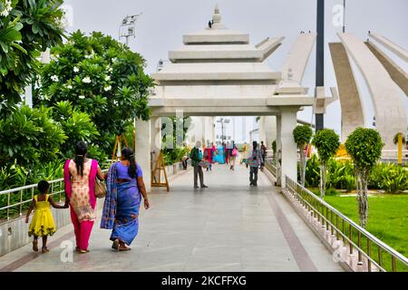 M.G.R und Jayalalithaa Memorial Complex (offiziell Bharat Ratna Puratchi Thalaivar Dr. M.G.R und Puratchi Thalaivi Amma Selvi. J. Jayalalithaa Memorial Complex) ist ein Gedenkkomplex am Marina Beach in Chennai, Tamil Nadu, Indien. Die Gedenkstätte wurde zum Gedenken an die ehemaligen Hauptminister von Tamil Nadu, M. G. Ramachandran, J. Jayalalithaa und Karunanidhi errichtet, deren Leichen am 6. Dezember 2016 an diesem Ort begraben wurden. (Foto von Creative Touch Imaging Ltd./NurPhoto) Stockfoto