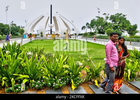 M.G.R und Jayalalithaa Memorial Complex (offiziell Bharat Ratna Puratchi Thalaivar Dr. M.G.R und Puratchi Thalaivi Amma Selvi. J. Jayalalithaa Memorial Complex) ist ein Gedenkkomplex am Marina Beach in Chennai, Tamil Nadu, Indien. Die Gedenkstätte wurde zum Gedenken an die ehemaligen Hauptminister von Tamil Nadu, M. G. Ramachandran, J. Jayalalithaa und Karunanidhi errichtet, deren Leichen am 6. Dezember 2016 an diesem Ort begraben wurden. (Foto von Creative Touch Imaging Ltd./NurPhoto) Stockfoto