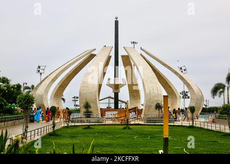 M.G.R und Jayalalithaa Memorial Complex (offiziell Bharat Ratna Puratchi Thalaivar Dr. M.G.R und Puratchi Thalaivi Amma Selvi. J. Jayalalithaa Memorial Complex) ist ein Gedenkkomplex am Marina Beach in Chennai, Tamil Nadu, Indien. Die Gedenkstätte wurde zum Gedenken an die ehemaligen Hauptminister von Tamil Nadu, M. G. Ramachandran, J. Jayalalithaa und Karunanidhi errichtet, deren Leichen am 6. Dezember 2016 an diesem Ort begraben wurden. (Foto von Creative Touch Imaging Ltd./NurPhoto) Stockfoto