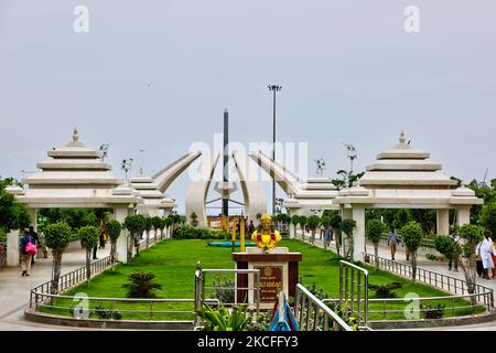 M.G.R und Jayalalithaa Memorial Complex (offiziell Bharat Ratna Puratchi Thalaivar Dr. M.G.R und Puratchi Thalaivi Amma Selvi. J. Jayalalithaa Memorial Complex) ist ein Gedenkkomplex am Marina Beach in Chennai, Tamil Nadu, Indien. Die Gedenkstätte wurde zum Gedenken an die ehemaligen Hauptminister von Tamil Nadu, M. G. Ramachandran, J. Jayalalithaa und Karunanidhi errichtet, deren Leichen am 6. Dezember 2016 an diesem Ort begraben wurden. (Foto von Creative Touch Imaging Ltd./NurPhoto) Stockfoto