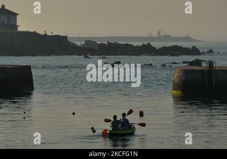 Zwei Männer fahren im Bullock Harbor in der Nähe von Dalkey mit dem Kajak. Am Dienstag, den 1. Juni 2021, in Dublin, Irland. (Foto von Artur Widak/NurPhoto) Stockfoto