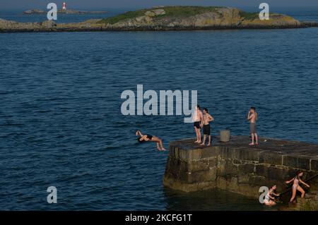 Ein Schwimmer springt vom Hafenpier Colliemore in Dalkey ins Meer. Am Dienstag, den 1. Juni 2021, in Dalkey, Dublin, Irland. (Foto von Artur Widak/NurPhoto) Stockfoto