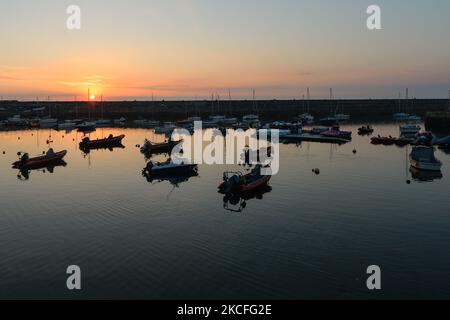 Ein Blick auf den Sonnenuntergang von Dun Laoghaire Marina. Am Dienstag, den 1. Juni 2021, in Dun Laoghaire, Dublin, Irland. (Foto von Artur Widak/NurPhoto) Stockfoto