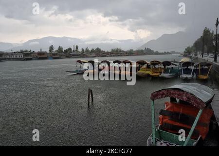 Starke Niederschläge in Srinagar, dem indischen Kaschmir, am 01. Juni 2021. (Foto von Muzamil Mattoo/NurPhoto) Stockfoto