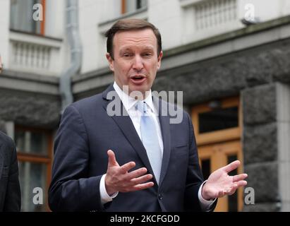 US-Senator Chris Murphy, ein Demokrat aus Connecticut, spricht während einer gemeinsamen Pressekonferenz mit der US-Senatorin Jeanne Shaheen, eine Demokratin aus New Hampshire, Und US-Senator Rob Portman, ein Republikaner aus Ohio ( beide nicht gesehen), nach ihrem Treffen mit dem ukrainischen Präsidenten Wolodymyr Zelensky am 02. Juni 2021 in der Nähe des Präsidialamtes in Kiew, Ukraine. Die Delegation der US-Senatoren besucht die Ukraine, um mit dem ukrainischen Präsidenten Volodymyr Zelensky, dem Premierminister, den Abgeordneten, anderen ukrainischen Beamten und Vertretern der Zivilgesellschaft zusammenzutreffen. (Foto von STR/NurPhoto) Stockfoto