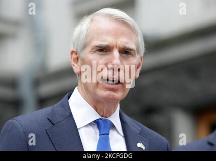 US-Senator Rob Portman, ein Republikaner aus Ohio, spricht während einer gemeinsamen Pressekonferenz mit der US-Senatorin Jeanne Shaheen, einer Demokratin aus New Hampshire, Und US-Senator Chris Murphy, ein Demokrat aus Connecticut, (nicht gesehen), nach ihrem Treffen mit dem ukrainischen Präsidenten Wolodymyr Zelensky am 02. Juni 2021 in der Nähe des Präsidialamtes in Kiew, Ukraine. Die Delegation der US-Senatoren besucht die Ukraine, um mit dem ukrainischen Präsidenten Volodymyr Zelensky, dem Premierminister, den Abgeordneten, anderen ukrainischen Beamten und Vertretern der Zivilgesellschaft zusammenzutreffen. (Foto von STR/NurPhoto) Stockfoto