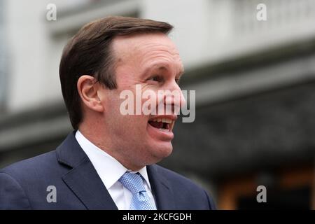 US-Senator Chris Murphy, ein Demokrat aus Connecticut, spricht während einer gemeinsamen Pressekonferenz mit der US-Senatorin Jeanne Shaheen, eine Demokratin aus New Hampshire, Und US-Senator Rob Portman, ein Republikaner aus Ohio ( beide nicht gesehen), nach ihrem Treffen mit dem ukrainischen Präsidenten Wolodymyr Zelensky am 02. Juni 2021 in der Nähe des Präsidialamtes in Kiew, Ukraine. Die Delegation der US-Senatoren besucht die Ukraine, um mit dem ukrainischen Präsidenten Volodymyr Zelensky, dem Premierminister, den Abgeordneten, anderen ukrainischen Beamten und Vertretern der Zivilgesellschaft zusammenzutreffen. (Foto von STR/NurPhoto) Stockfoto