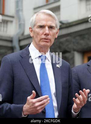 US-Senator Rob Portman, ein Republikaner aus Ohio, spricht während einer gemeinsamen Pressekonferenz mit der US-Senatorin Jeanne Shaheen, einer Demokratin aus New Hampshire, Und US-Senator Chris Murphy, ein Demokrat aus Connecticut, (nicht gesehen), nach ihrem Treffen mit dem ukrainischen Präsidenten Wolodymyr Zelensky am 02. Juni 2021 in der Nähe des Präsidialamtes in Kiew, Ukraine. Die Delegation der US-Senatoren besucht die Ukraine, um mit dem ukrainischen Präsidenten Volodymyr Zelensky, dem Premierminister, den Abgeordneten, anderen ukrainischen Beamten und Vertretern der Zivilgesellschaft zusammenzutreffen. (Foto von STR/NurPhoto) Stockfoto