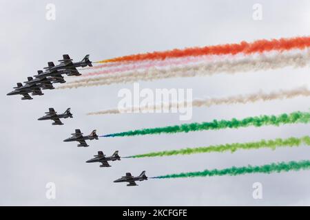 Der Durchgang der Frecce Tricolori am Altar des Vaterlandes während des Tages der Italienischen Republik am 2.. Juni 2021 in Rom, Italien (Foto: Emmanuele Ciancaglini/NurPhoto) Stockfoto