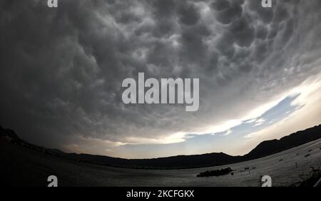 Regenwolken ragen am 02. Juni 2021 über dem Himmel von Ajmer City im indischen Bundesstaat Rajasthan. (Foto von Himanshu Sharma/NurPhoto) Stockfoto