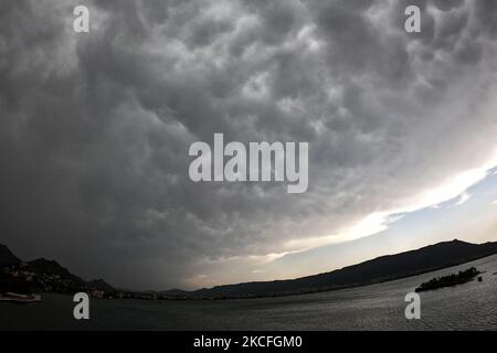 Regenwolken ragen am 02. Juni 2021 über dem Himmel von Ajmer City im indischen Bundesstaat Rajasthan. (Foto von Himanshu Sharma/NurPhoto) Stockfoto