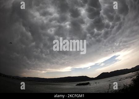 Regenwolken ragen am 02. Juni 2021 über dem Himmel von Ajmer City im indischen Bundesstaat Rajasthan. (Foto von Himanshu Sharma/NurPhoto) Stockfoto