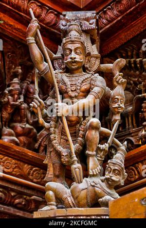 Detailreiche Holzschnitzereien und Figuren schmücken den großen Wagen (ther) am Ayyanar Kovil (Aiyanar Tempel) auf der Analaitivu Insel in der Jaffna Region von Sri Lanka. Dieser Tempel ist Ayyanar gewidmet (eine hinduistische Gottheit, die besonders in Südindien und Sri Lanka unter Malayalis und Tamilen verehrt wird) und ist berühmt für den hölzernen Wagen, der Hunderte von komplizierten Holzschnitzereien aufweist, die die Mythologie des Tempels darstellen. (Foto von Creative Touch Imaging Ltd./NurPhoto) Stockfoto