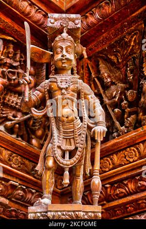 Detailreiche Holzschnitzereien und Figuren schmücken den großen Wagen (ther) am Ayyanar Kovil (Aiyanar Tempel) auf der Analaitivu Insel in der Jaffna Region von Sri Lanka. Dieser Tempel ist Ayyanar gewidmet (eine hinduistische Gottheit, die besonders in Südindien und Sri Lanka unter Malayalis und Tamilen verehrt wird) und ist berühmt für den hölzernen Wagen, der Hunderte von komplizierten Holzschnitzereien aufweist, die die Mythologie des Tempels darstellen. (Foto von Creative Touch Imaging Ltd./NurPhoto) Stockfoto