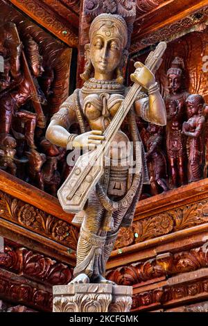 Detailreiche Holzschnitzereien und Figuren schmücken den großen Wagen (ther) am Ayyanar Kovil (Aiyanar Tempel) auf der Analaitivu Insel in der Jaffna Region von Sri Lanka. Dieser Tempel ist Ayyanar gewidmet (eine hinduistische Gottheit, die besonders in Südindien und Sri Lanka unter Malayalis und Tamilen verehrt wird) und ist berühmt für den hölzernen Wagen, der Hunderte von komplizierten Holzschnitzereien aufweist, die die Mythologie des Tempels darstellen. (Foto von Creative Touch Imaging Ltd./NurPhoto) Stockfoto