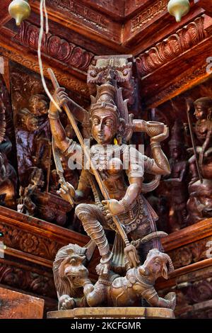 Detailreiche Holzschnitzereien und Figuren schmücken den großen Wagen (ther) am Ayyanar Kovil (Aiyanar Tempel) auf der Analaitivu Insel in der Jaffna Region von Sri Lanka. Dieser Tempel ist Ayyanar gewidmet (eine hinduistische Gottheit, die besonders in Südindien und Sri Lanka unter Malayalis und Tamilen verehrt wird) und ist berühmt für den hölzernen Wagen, der Hunderte von komplizierten Holzschnitzereien aufweist, die die Mythologie des Tempels darstellen. (Foto von Creative Touch Imaging Ltd./NurPhoto) Stockfoto