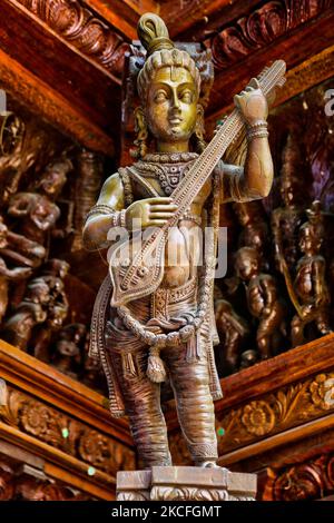 Detailreiche Holzschnitzereien und Figuren schmücken den großen Wagen (ther) am Ayyanar Kovil (Aiyanar Tempel) auf der Analaitivu Insel in der Jaffna Region von Sri Lanka. Dieser Tempel ist Ayyanar gewidmet (eine hinduistische Gottheit, die besonders in Südindien und Sri Lanka unter Malayalis und Tamilen verehrt wird) und ist berühmt für den hölzernen Wagen, der Hunderte von komplizierten Holzschnitzereien aufweist, die die Mythologie des Tempels darstellen. (Foto von Creative Touch Imaging Ltd./NurPhoto) Stockfoto