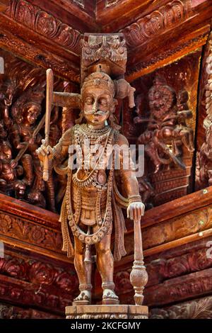 Detailreiche Holzschnitzereien und Figuren schmücken den großen Wagen (ther) am Ayyanar Kovil (Aiyanar Tempel) auf der Analaitivu Insel in der Jaffna Region von Sri Lanka. Dieser Tempel ist Ayyanar gewidmet (eine hinduistische Gottheit, die besonders in Südindien und Sri Lanka unter Malayalis und Tamilen verehrt wird) und ist berühmt für den hölzernen Wagen, der Hunderte von komplizierten Holzschnitzereien aufweist, die die Mythologie des Tempels darstellen. (Foto von Creative Touch Imaging Ltd./NurPhoto) Stockfoto
