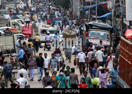 Ein Blick auf einen überfüllten Gemüsemarkt während einer Sperre, die der westbengalische Staat zur Eindämmung der Ausbreitung des Covid-19-Coronavirus am 02,2021. Juni in Kalkutta verhängt hatte. Indien meldete heute 132.788 frische Covid-19-Infektionen, so dass die Kaseloade auf 28.307.832 angesetzt wurde. Mit 3.207 neuen Todesopfern liegt die Zahl der Todesopfer laut MoHFW jetzt bei 335.102. Indien ist nach wie vor die zweitschlechteste Nation. Die Testpositivitätsrate ist auf 6,57 Prozent gesunken. Mit 26.513 gemeldeten Fällen in den letzten 24 Stunden führt Tamil Nadu die Liste der Bundesstaaten an. Es folgt Karnataka mit 14.304 Neuinfektionen. Maharashtra berichtete 1 Stockfoto