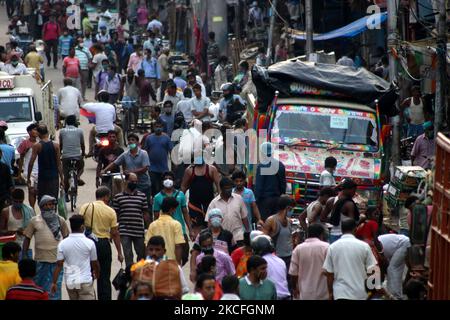 Ein Blick auf einen überfüllten Gemüsemarkt während einer Sperre, die der westbengalische Staat zur Eindämmung der Ausbreitung des Covid-19-Coronavirus am 02,2021. Juni in Kalkutta verhängt hatte. Indien meldete heute 132.788 frische Covid-19-Infektionen, so dass die Kaseloade auf 28.307.832 angesetzt wurde. Mit 3.207 neuen Todesopfern liegt die Zahl der Todesopfer laut MoHFW jetzt bei 335.102. Indien ist nach wie vor die zweitschlechteste Nation. Die Testpositivitätsrate ist auf 6,57 Prozent gesunken. Mit 26.513 gemeldeten Fällen in den letzten 24 Stunden führt Tamil Nadu die Liste der Bundesstaaten an. Es folgt Karnataka mit 14.304 Neuinfektionen. Maharashtra berichtete 1 Stockfoto