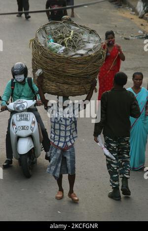 Ein Arbeitsschutzartikel auf einem Gemüsemarkt während einer vom westbengalen Staat verhängten Sperre, um die Ausbreitung des Covid-19-Coronavirus am 02,2021. Juni in Kalkutta einzudämmen. Indien meldete heute 132.788 frische Covid-19-Infektionen, so dass die Kaseloade auf 28.307.832 angesetzt wurde. Mit 3.207 neuen Todesopfern liegt die Zahl der Todesopfer laut MoHFW jetzt bei 335.102. Indien ist nach wie vor die zweitschlechteste Nation. Die Testpositivitätsrate ist auf 6,57 Prozent gesunken. Mit 26.513 gemeldeten Fällen in den letzten 24 Stunden führt Tamil Nadu die Liste der Bundesstaaten an. Es folgt Karnataka mit 14.304 Neuinfektionen. Maharashtra berichtete Stockfoto