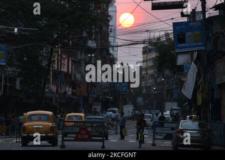 Verschwender Blick auf die Natur, während die Sonne am Himmel untergeht, und das Taxi des Gelben Botschafters überquert die Straße während einer Sperre, die vom westbengalischen Staat auferlegt wurde, um die Ausbreitung des Covid-19-Coronavirus am 02,2021. Juni in Kalkutta einzudämmen. Indien meldete heute 132.788 frische Covid-19-Infektionen, so dass die Kaseloade auf 28.307.832 angesetzt wurde. Mit 3.207 neuen Todesopfern liegt die Zahl der Todesopfer laut MoHFW jetzt bei 335.102. Indien ist nach wie vor die zweitschlechteste Nation. Die Testpositivitätsrate ist auf 6,57 Prozent gesunken. Mit 26.513 gemeldeten Fällen in den letzten 24 Stunden führt Tamil Nadu die Liste der Bundesstaaten an. Es folgt Kar Stockfoto