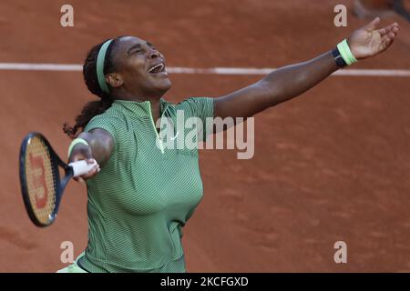 Serena Williams aus den USA spielt in der zweiten Runde der Frauen-Singles bei Roland Garros am 02. Juni 2021 in Paris, Frankreich, gegen Mihaela Buzarnescu aus Rumänien. (Foto von Mehdi Taamallah/NurPhoto) Stockfoto