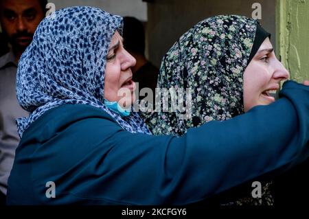 Verwandte des Palästinensers Ahmad Zaki Abu Hasera, einer der beiden Kämpfer, die nach dem Abbau einer von israelischen Streitkräften abgeworfenen Bombe während seiner Beerdigung in Gaza-Stadt am 2. Juni 2021 ums Leben kamen. (Foto von Majdi Fathi/NurPhoto) Stockfoto