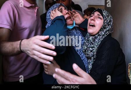 Verwandte des Palästinensers Ahmad Zaki Abu Hasera, einer der beiden Kämpfer, die nach dem Abbau einer von israelischen Streitkräften abgeworfenen Bombe während seiner Beerdigung in Gaza-Stadt am 2. Juni 2021 ums Leben kamen. (Foto von Majdi Fathi/NurPhoto) Stockfoto