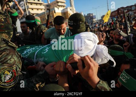 (HINWEIS DER REDAKTION: Das Bild enthält grafische Inhalte.) Palästinensische Mitglieder der Ezz-Al DIN Al-Qassam Brigaden tragen den Leichnam von Ahmad Zaki Abu Hassera, einem der beiden Kämpfer, der am 2. Juni 2021 bei seinem Begräbnis in Gaza-Stadt nach dem Abwracken einer von israelischen Streitkräften abgeworfenen Bombe ums Leben gekommen ist. (Foto von Majdi Fathi/NurPhoto) Stockfoto