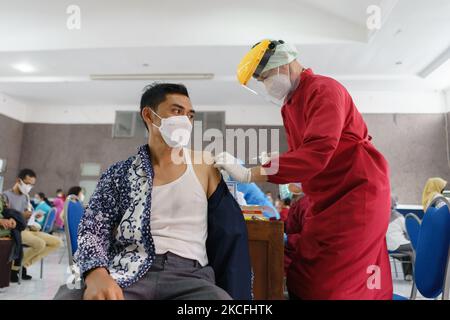 Während der Massenimpfung in Salatiga am 3. Juni 2021 verabreicht ein Mitarbeiter des Gesundheitswesens eine Dosis des Impfstoffs Sinovac Biotech Ltd. Covid-19. Das indonesische Gesundheitsministerium strebt eine Erhöhung des Impfprogramms von 500.000 Dosen pro Tag auf 1 Millionen Dosen pro Tag an. (Foto von Galih Yoga/NurPhoto) Stockfoto