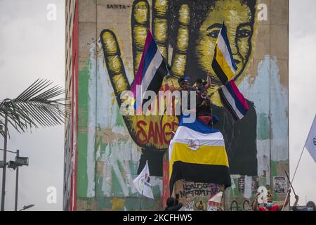 Demonstranten und indigene Frauen der Misak-Gemeinde protestieren in Bogota in der fünften Woche der Proteste gegen die Regierung Kolumbiens. Am 2. Juni 2021 in Bogota, Colambia. (Foto von Daniel Garzon Herazo/NurPhoto) Stockfoto