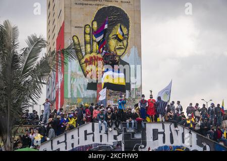 Demonstranten und indigene Frauen der Misak-Gemeinde protestieren in Bogota in der fünften Woche der Proteste gegen die Regierung Kolumbiens. Am 2. Juni 2021 in Bogota, Colambia. (Foto von Daniel Garzon Herazo/NurPhoto) Stockfoto