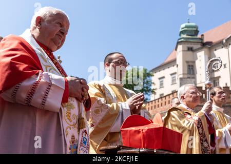 Kardinal Stanislaw Dziwisz geht am 3. Juni 2021 in der Krakauer Altstadt in die Prozession des Heiligen Leibes und des Blutes Christi. Die traditionelle Prozession der katholischen Kirche hat einen sehr wichtigen Platz im polnischen Kalender. An dieser Prozession nehmen die katholische Kirche Polens, darunter Bischof Marek Jedraszewski und Kardinal Stanislaw Dziwisz, Teil. (Foto von Dominika Zarzycka/NurPhoto) Stockfoto