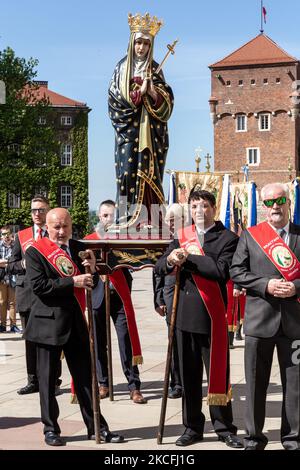 Priester und Gläubige gehen am 3. Juni 2021 in der Prozession des Heiligen Leibes und des Blutes Christi in der Altstadt von Krakau. Die traditionelle Prozession der katholischen Kirche hat einen sehr wichtigen Platz im polnischen Kalender. An dieser Prozession nehmen die katholische Kirche Polens, darunter Bischof Marek Jedraszewski und Kardinal Stanislaw Dziwisz, Teil. (Foto von Dominika Zarzycka/NurPhoto) Stockfoto