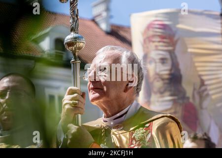 Bischof Marek Jedraszewski spazieren bei der Prozession des Heiligen Leibes und des Blutes Christi in der Altstadt von Krakau am 3. Juni 2021. Die traditionelle Prozession der katholischen Kirche hat einen sehr wichtigen Platz im polnischen Kalender. An dieser Prozession nehmen die katholische Kirche Polens, darunter Bischof Marek Jedraszewski und Kardinal Stanislaw Dziwisz, Teil. (Foto von Dominika Zarzycka/NurPhoto) Stockfoto